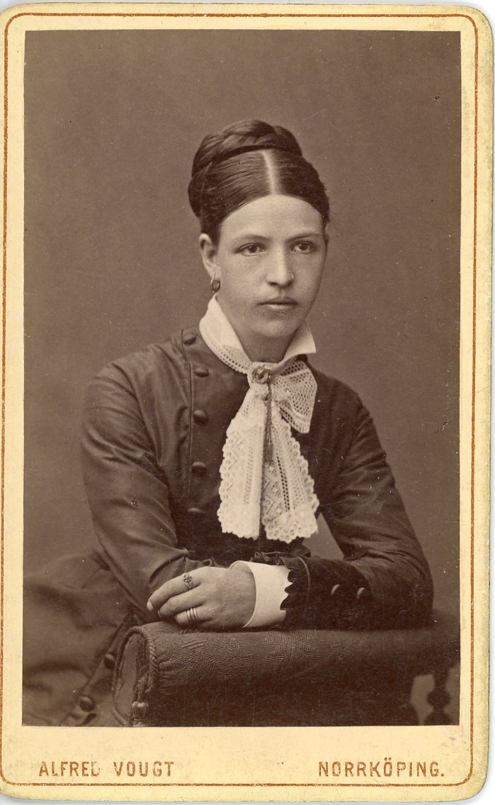 Porträtt av en okänd kvinna med uppsatt fläta.