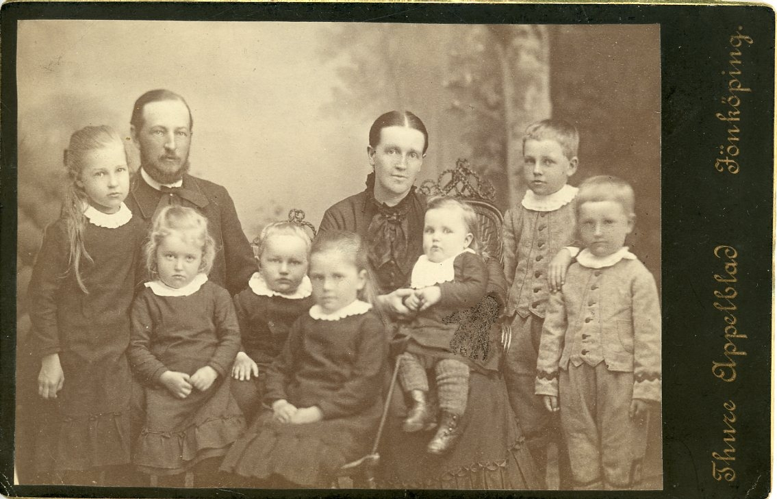 Porträtt av en okänd familjegrupp. Kvinna, man och sju barn.