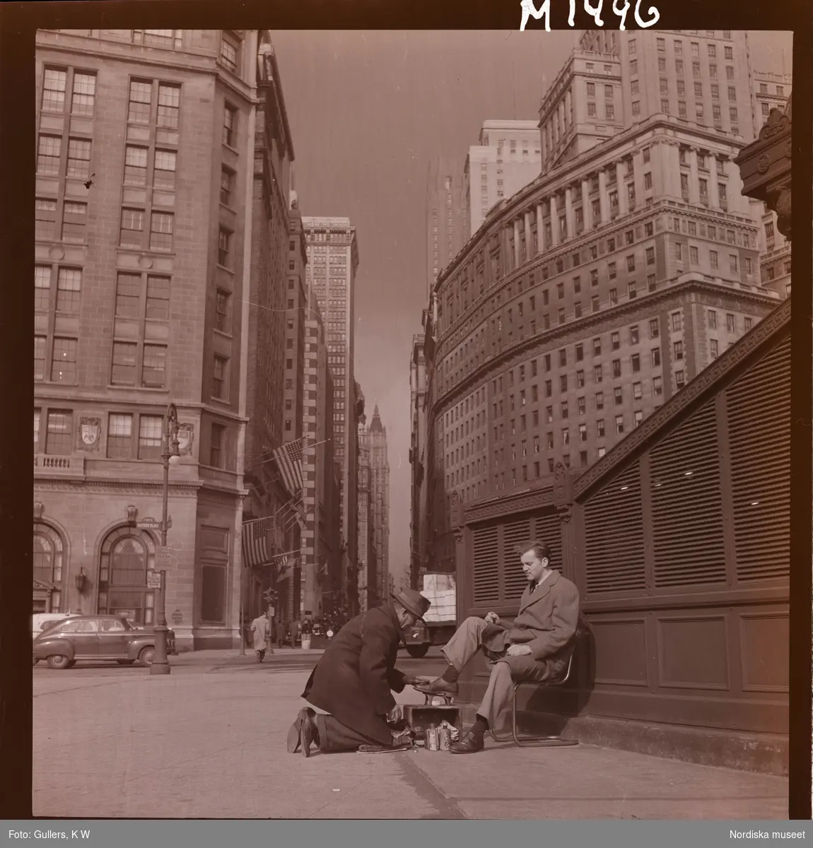 1690 New York, allmänt. En man får sina skor putsade ute på trottoaren.
