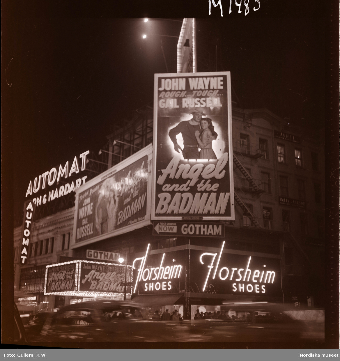 1690 New York, allmänt. Gatubild nattetid. Neonljus, reklam.
