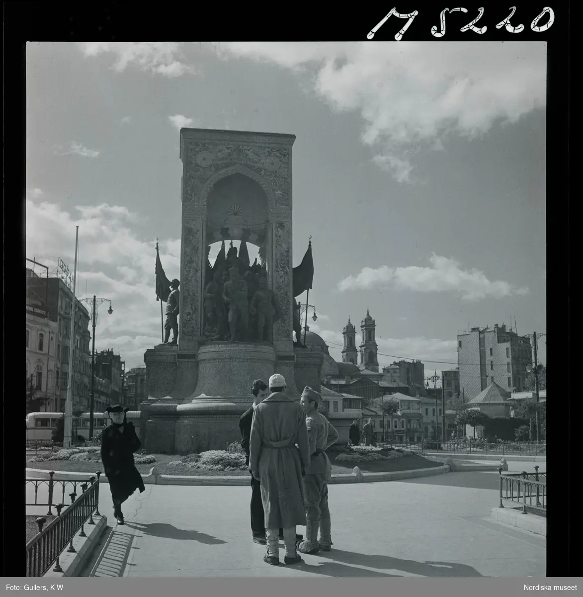 1717/K Istanbul allmänt. Monument/ staty i rondell.