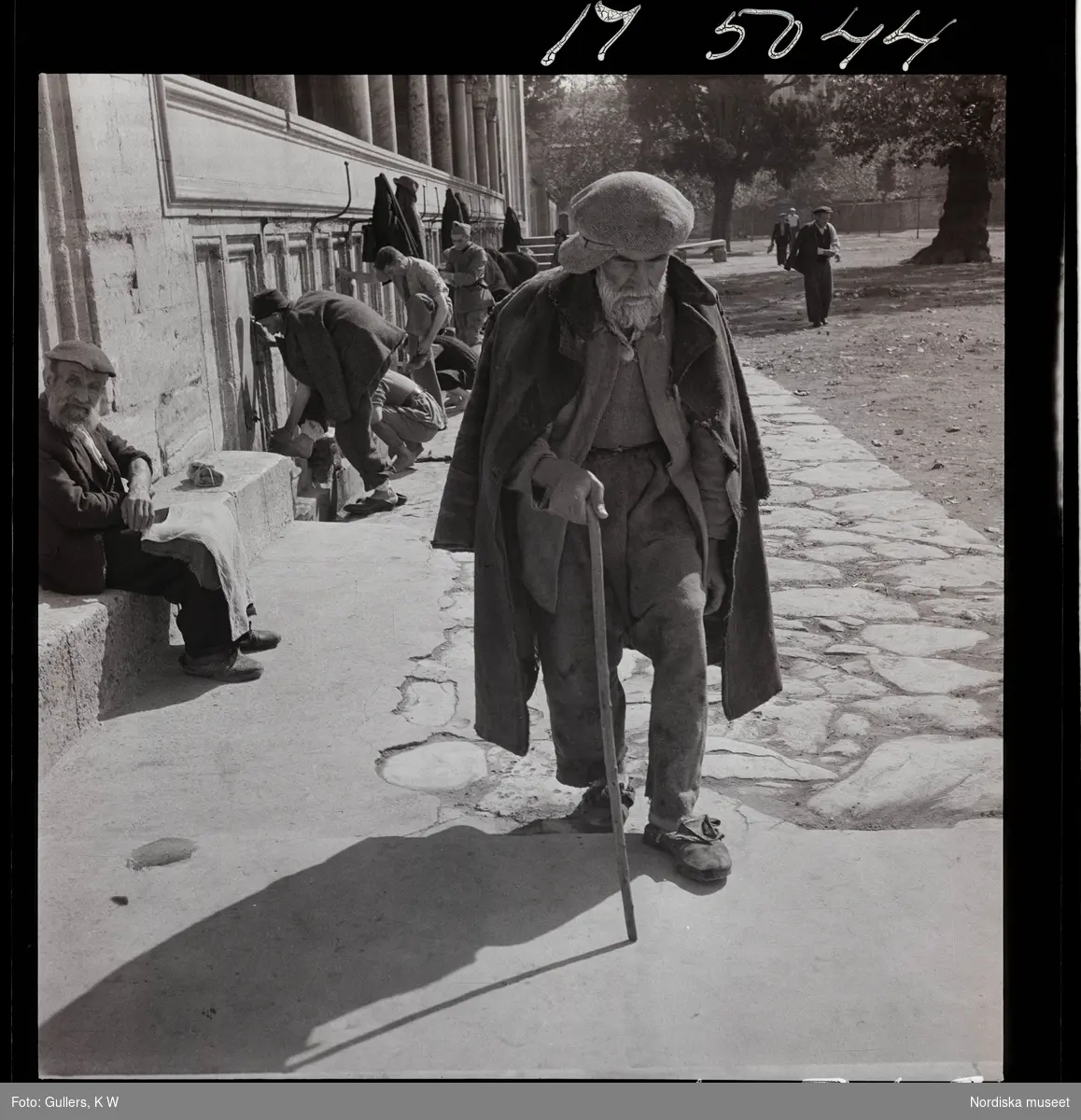1717/L Istanbul allmänt. En äldre man med käpp kommer gående utanför moské.