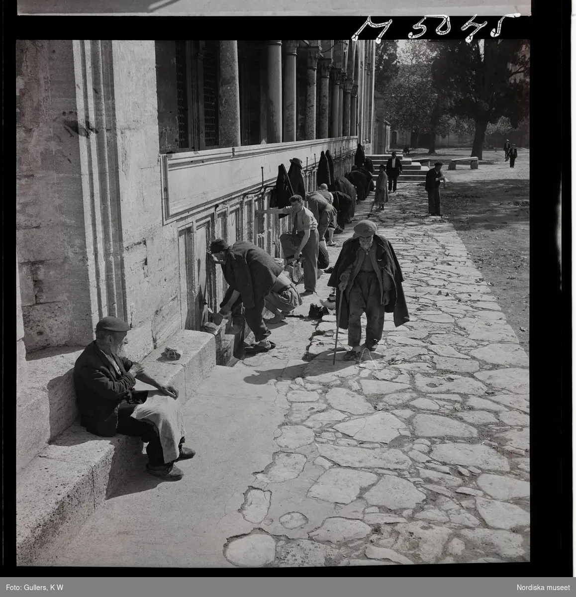 1717/L Istanbul allmänt. Män tvättar sig utanför moské.