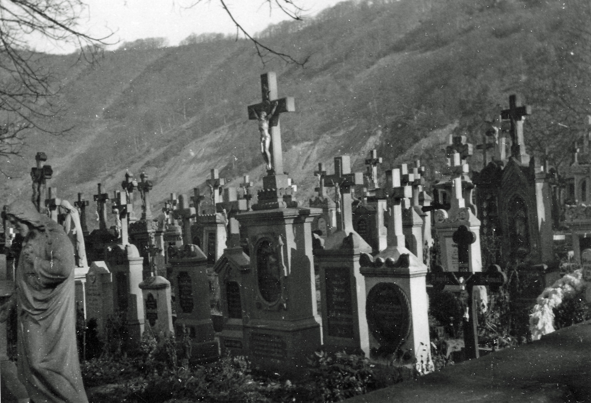 Kyrkogård i Merzig. Saarkommenderingen 1934-1935.