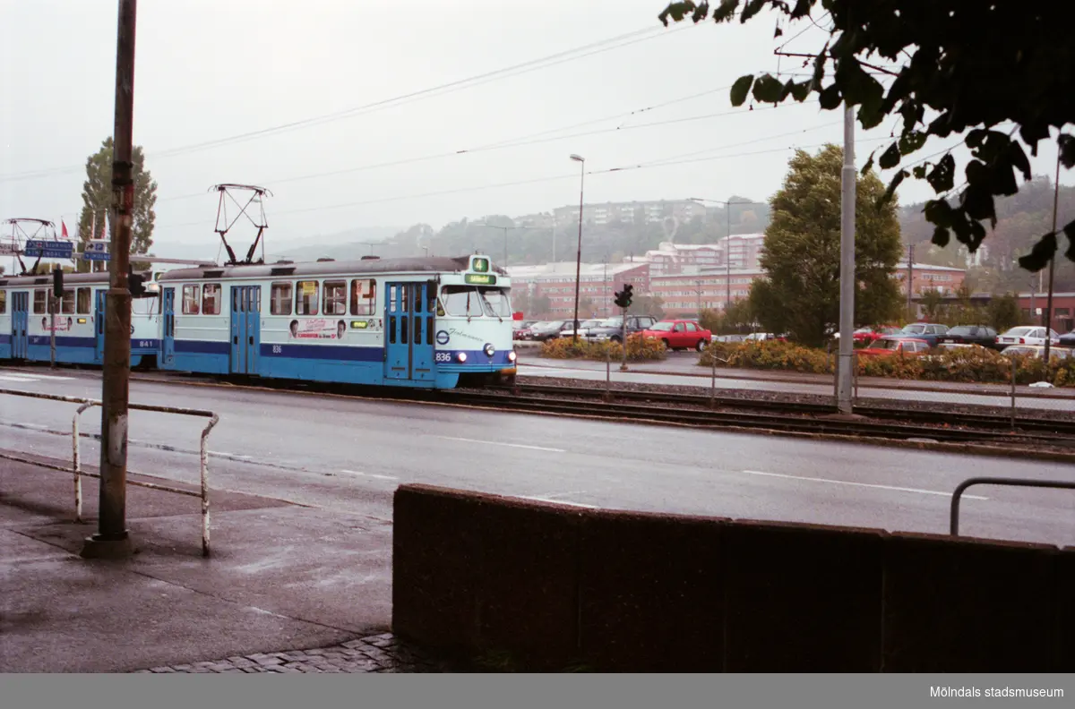 Spårvagn 4 på väg till ändhållstationen. Mölndalsbro i dag - ett skolpedagogiskt dokumentationsprojekt på Mölndals museum under oktober 1996. 1996_1173-1187 är gjorda av högstadieelever från Kvarnbyskolan 9D, grupp 3. Se även 1996_0913-0940.