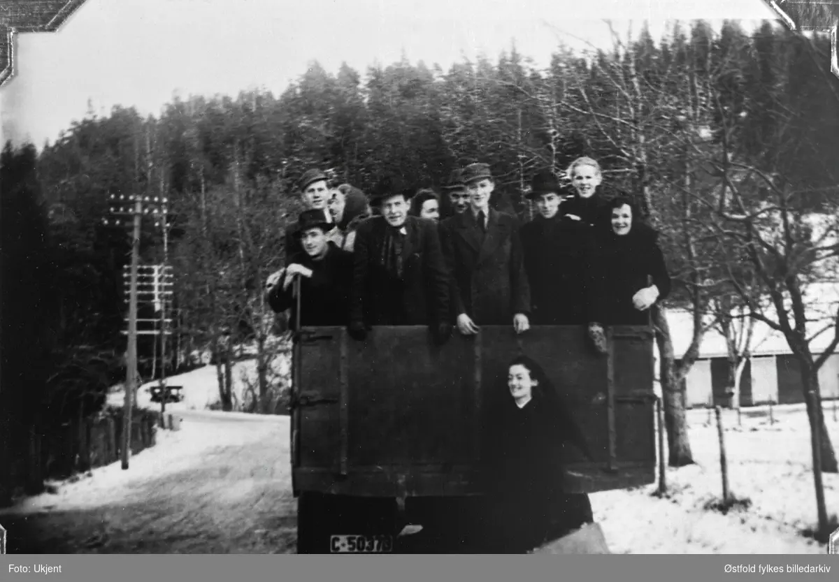 Unge kvinner og menn på planet av en lastebil. Flyktninger på vei til Sverige 1943-44.  Muligens Idd eller Aremark?
Bilens registreringsnummer/kjennetegn: C-503.