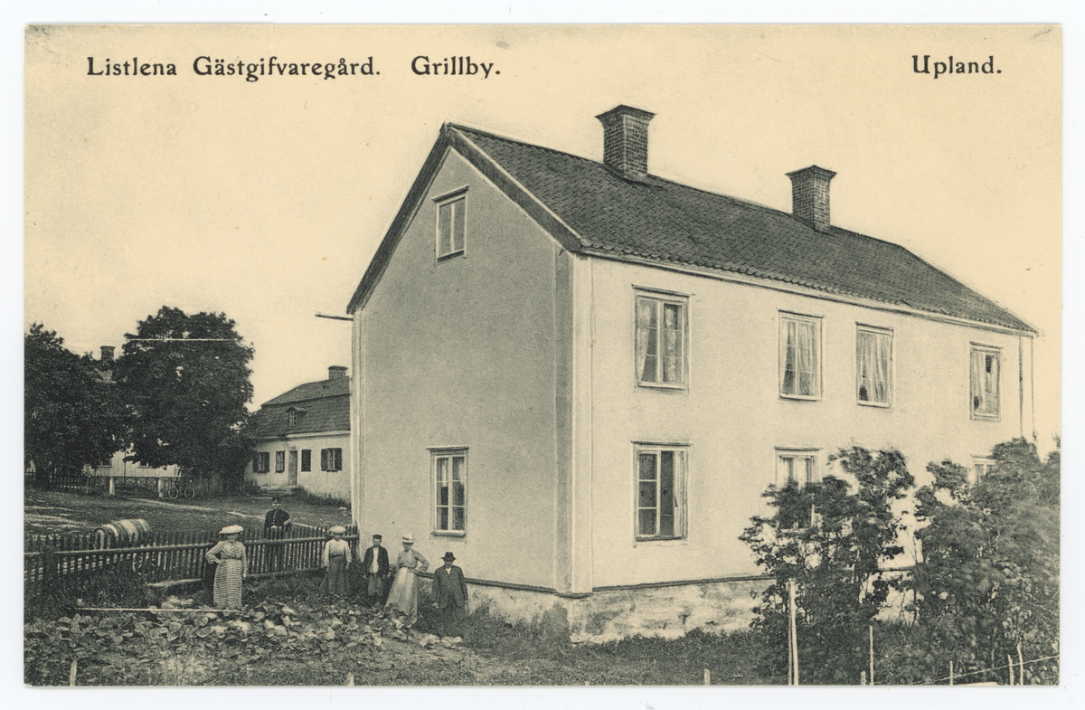 Vykort med motiv av Litslena Gästgifvaregård, Grillby, Enköpings kommun. Fotograf var S. Eriksén från Västervik. Kortet är fotograferat 1906.