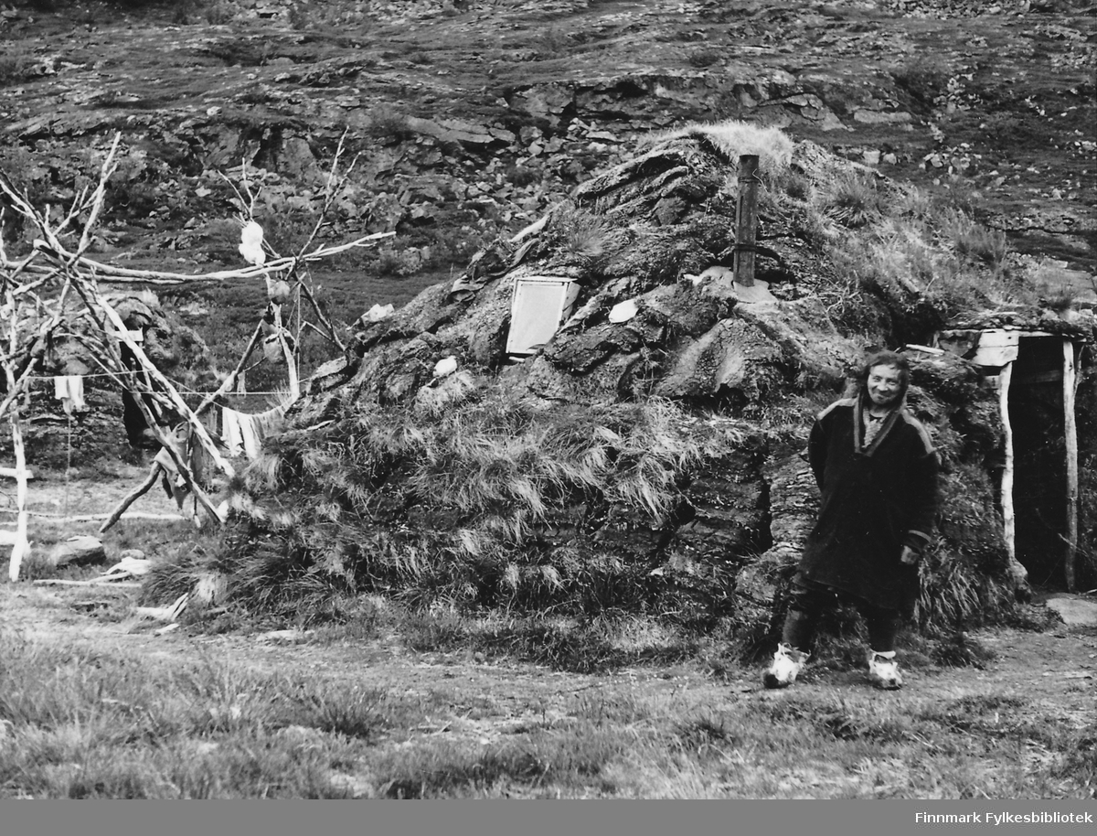 En samisk mann står utenfor torvgammen, muligens i Karasjok, 1950.