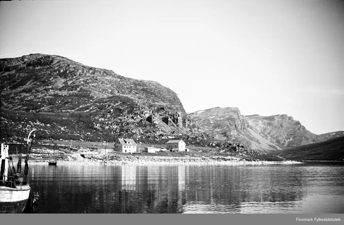 Lillefjord med Evald Valens bolig ved fjæra. Tidlig på 1950-tallet.
