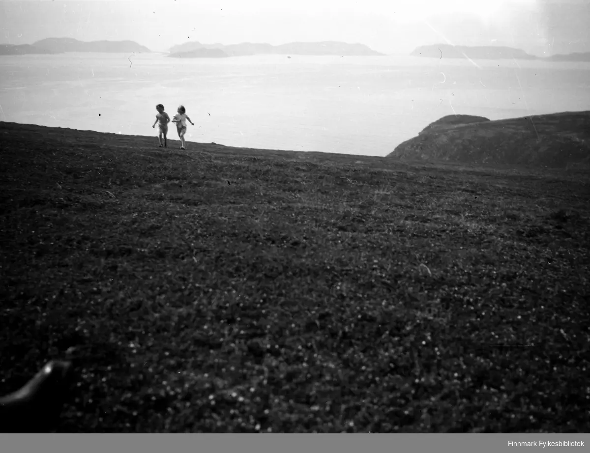  Berit Olsen og Randi Bjørnstad på tur på Havøygavlen 1955.