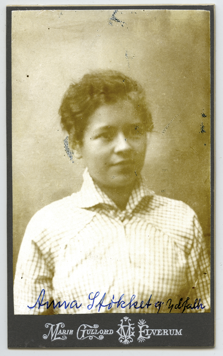 Anna Støkket (g. Idfalk), 17 år i 1919.
Bilde er fra fotoalbum GM.036888.