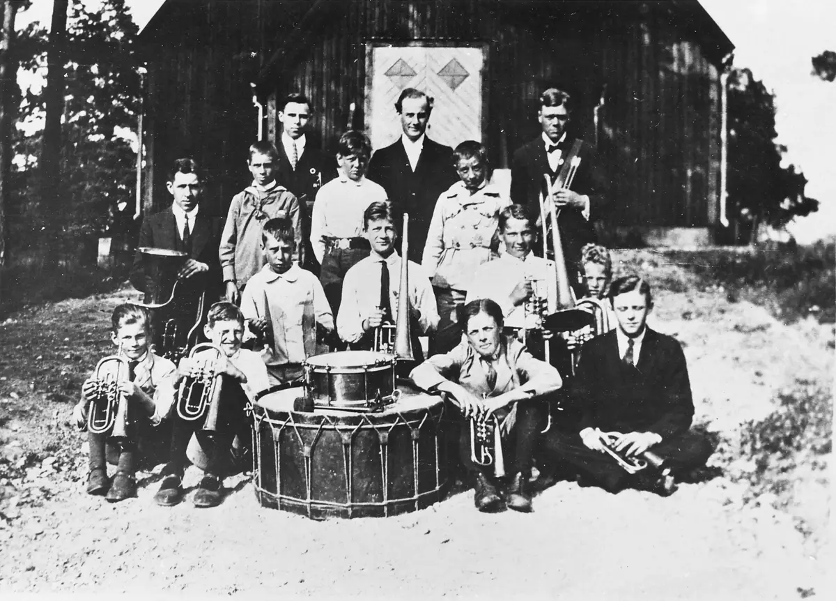 Blåsorkestern 1921 utanför Metodistkyrkan. 
Ledare: Gösta Rinaldo (bodde på Violehill). ::