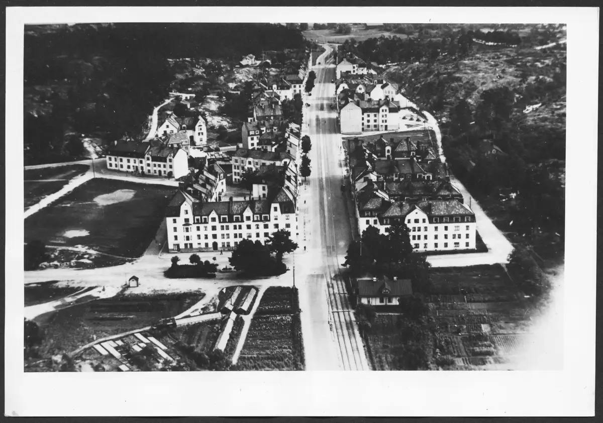 Aspudden  år 1932. ; BHF studiecirkel vt 2017:
T.h. Gamla Hägerstensvägen, numera Pilgrimsvägen. Hägerstensvägen rakt upp i bild mot Kilaberg.