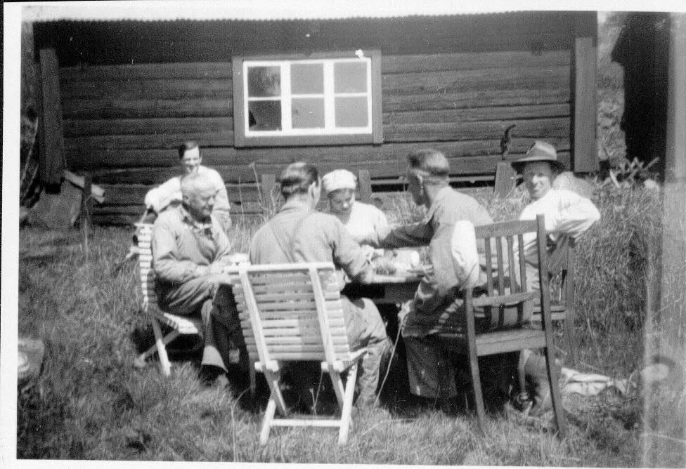 Kafferast i arbetet, Gösta och gårdens folk sätter potatis 1952. Nyckelby gård ::