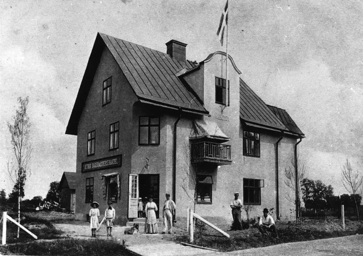 Vendelsö Ångbageri omkring 1915. Innehavaren Thor med familj. Här bakades paltbröd med rödbetsspad under första världskriget. Repro från vykort.