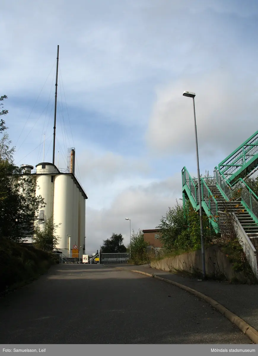 Väg upp mot silobyggnaden vid Soabs industrianläggning i Mölndals Kvarnby, år 2007. Anläggningen användes vid fototillfället av Hexion Speciality Chemicals Sweden AB. Till höger gångbro över järnvägen.