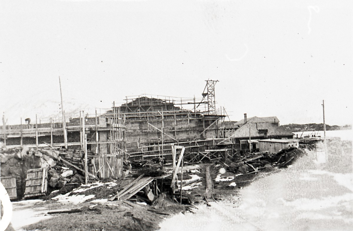 Filetfabrikken på Melbu under bygging. 20. desember 1942. Betjeningshus og kjølelager sett fra vest. Reisverk