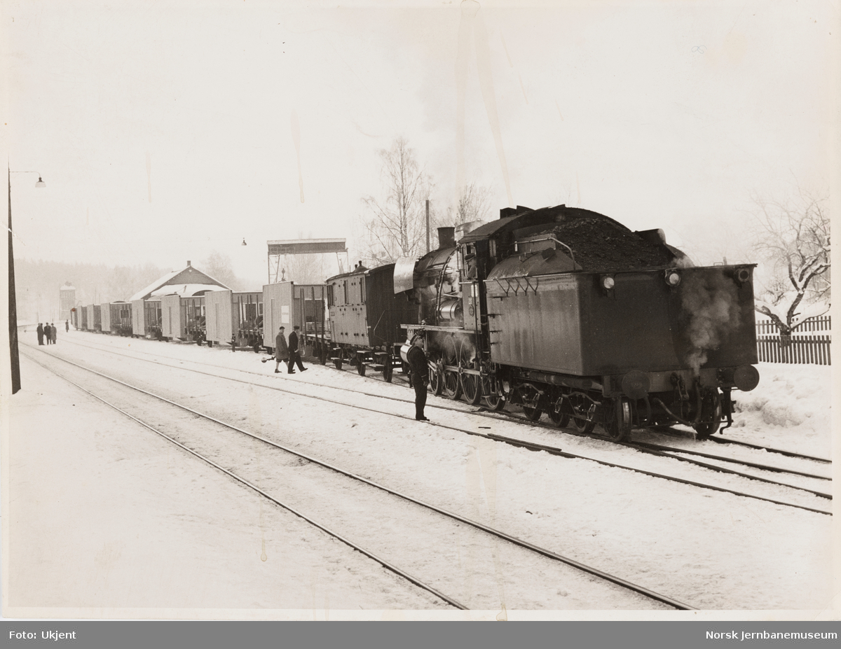 Damplokomotiv type 30a nr. 281 med godstog på Moelv stasjon