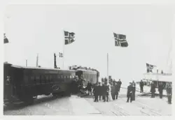 Rørosbanens kongevogner på kaia i Trondheim ved kongefamilie