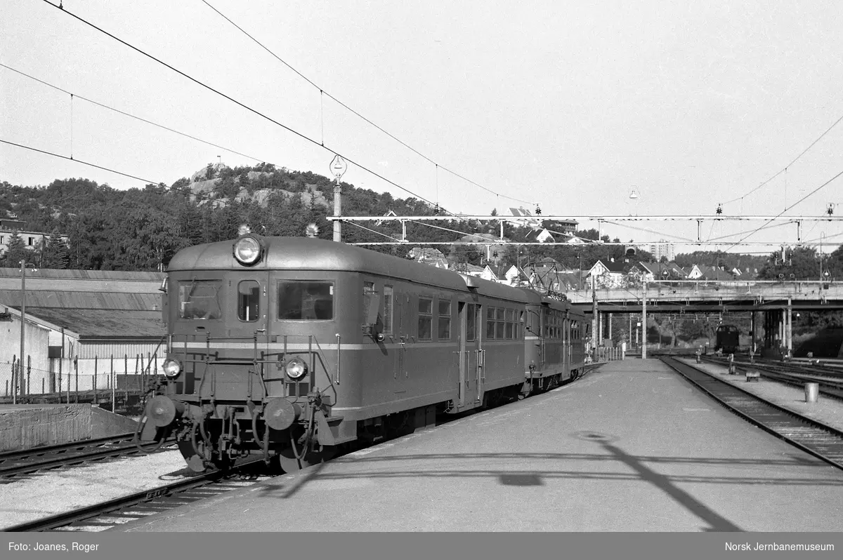Lokaltog fra Grovane til Kristiansand på Kristiansand stasjon. Motovognsett type 65.
