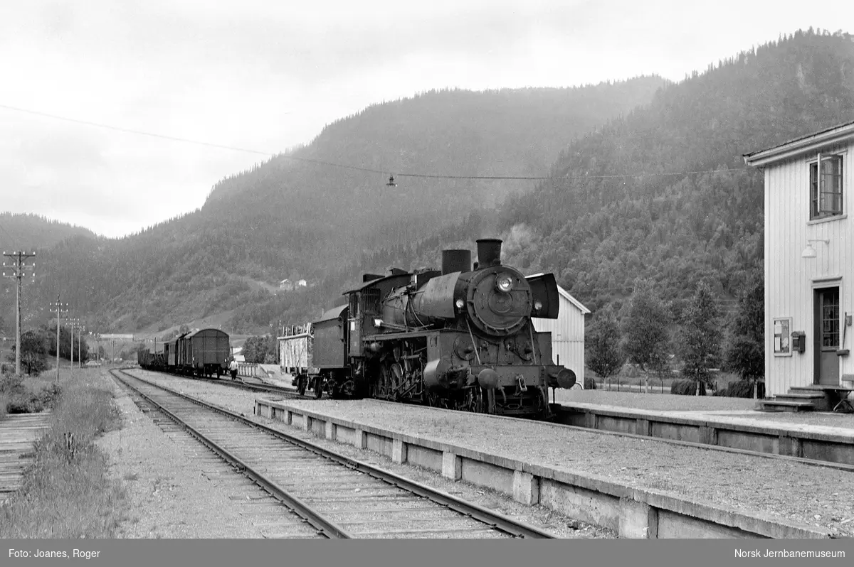 Godstog til Støren på Rognes stasjon. Toget trekkes av damplokomotiv type 26c nr. 380.