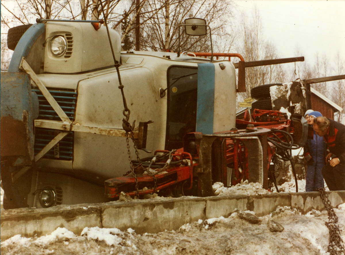 Olav Haugeplass velta i 1980 med tømmerlass med Scania tømmerbil på glatt føre.