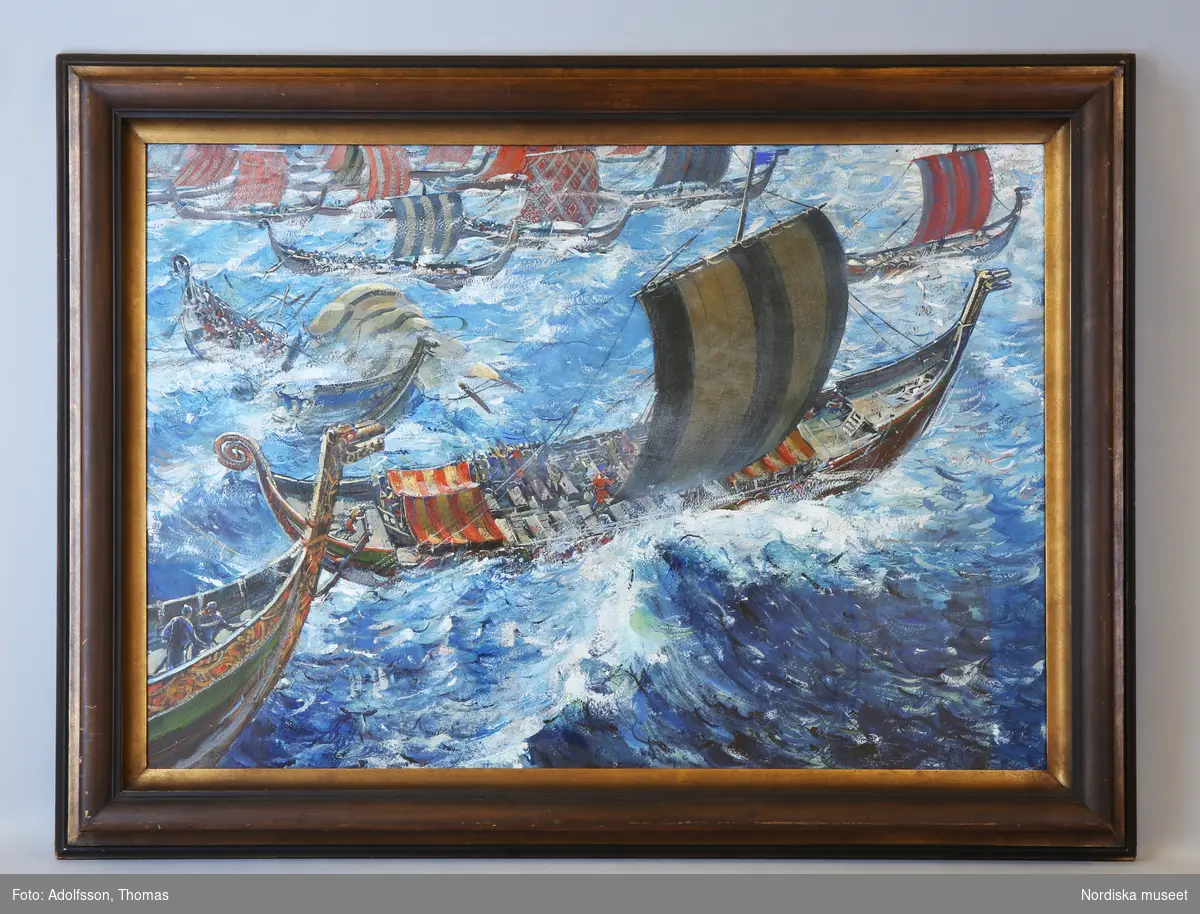 Sjöstycke. En samling vikingaskepp med hissade segel på ett upprört klarblått hav. Ett skepp dominerar bilden.
