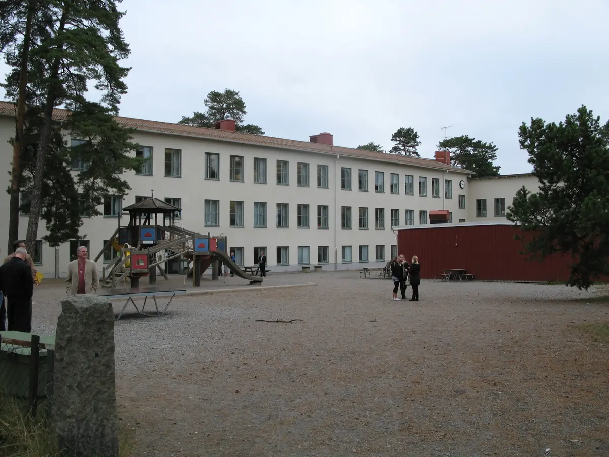Näsby folkskola/Ytterbyskolan
Den första skolan i Näsby byggdes 1906. Senare tillkom den som idag kallas ”vita huset” 1926.  
Ytterligare en skolbyggnad invigdes 1944 och i samband med det bygget så revs skolhuset från 1906.
Skolan fortfarande i bruk och heter idag Ytterbyskolan ::