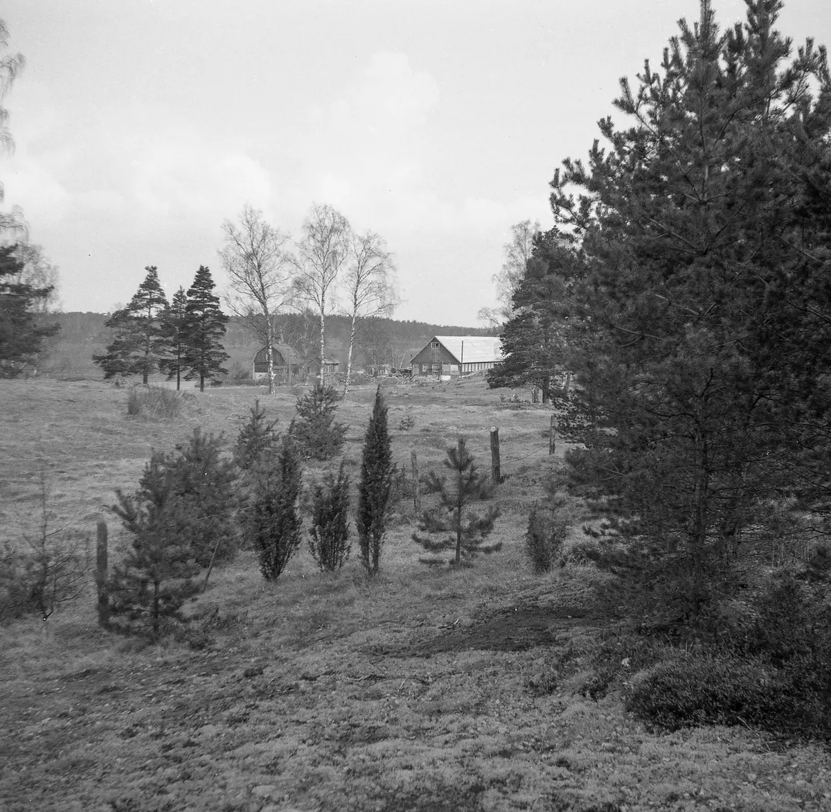Torpet Bunken, tagen ungefär från nuvarande E18 mot nordväst.
Har legat inom Täby Galopps område.