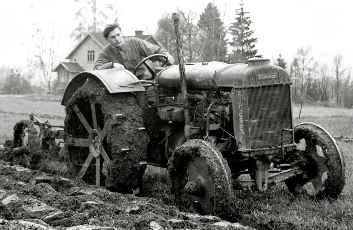 Plöjning. På Fordsontraktorn Bo Carlsson. 1940-tal senare del.