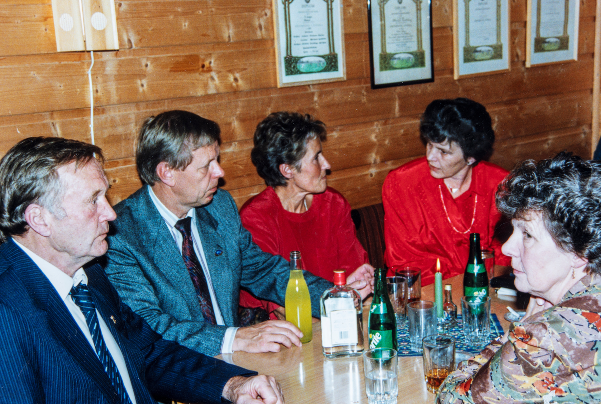 Bilde fra en festmiddag i Ottestad Idrettslag på slutten av 1970-tallet. Fra venstre: Arne Lindstad, Egil M. Kristiansen, Synøve Fjellet, Tea Slettmoen og Mammy Jorunn Lindstad.