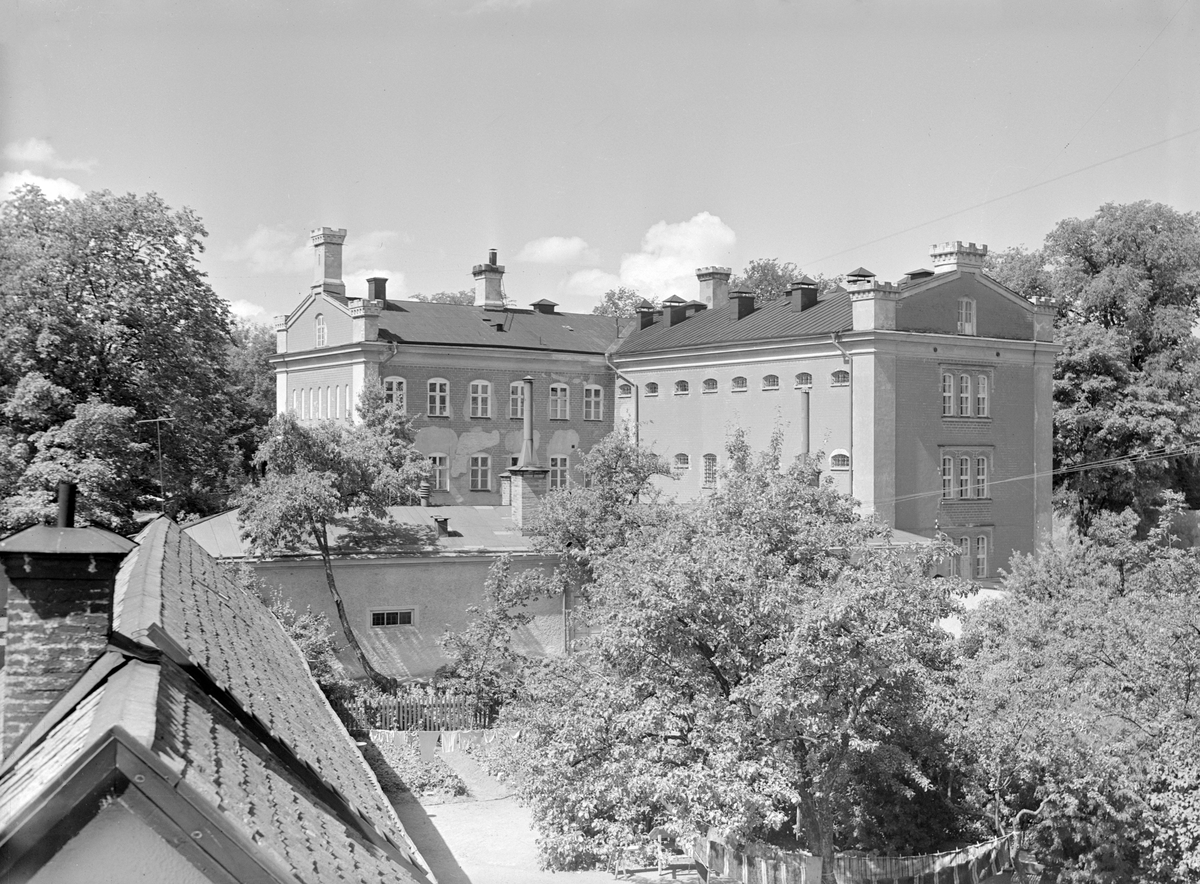 Det gamla länscellsfängelset i Linköping. Här dokumenterat 1946, sista året för anläggningen i full drift men sedan en tid under beteckningen kronohäkte. Fängelset skulle komma att återöppnas i mindre skala 1957, men slutligen läggas ned 1966 för att rivas 1969.