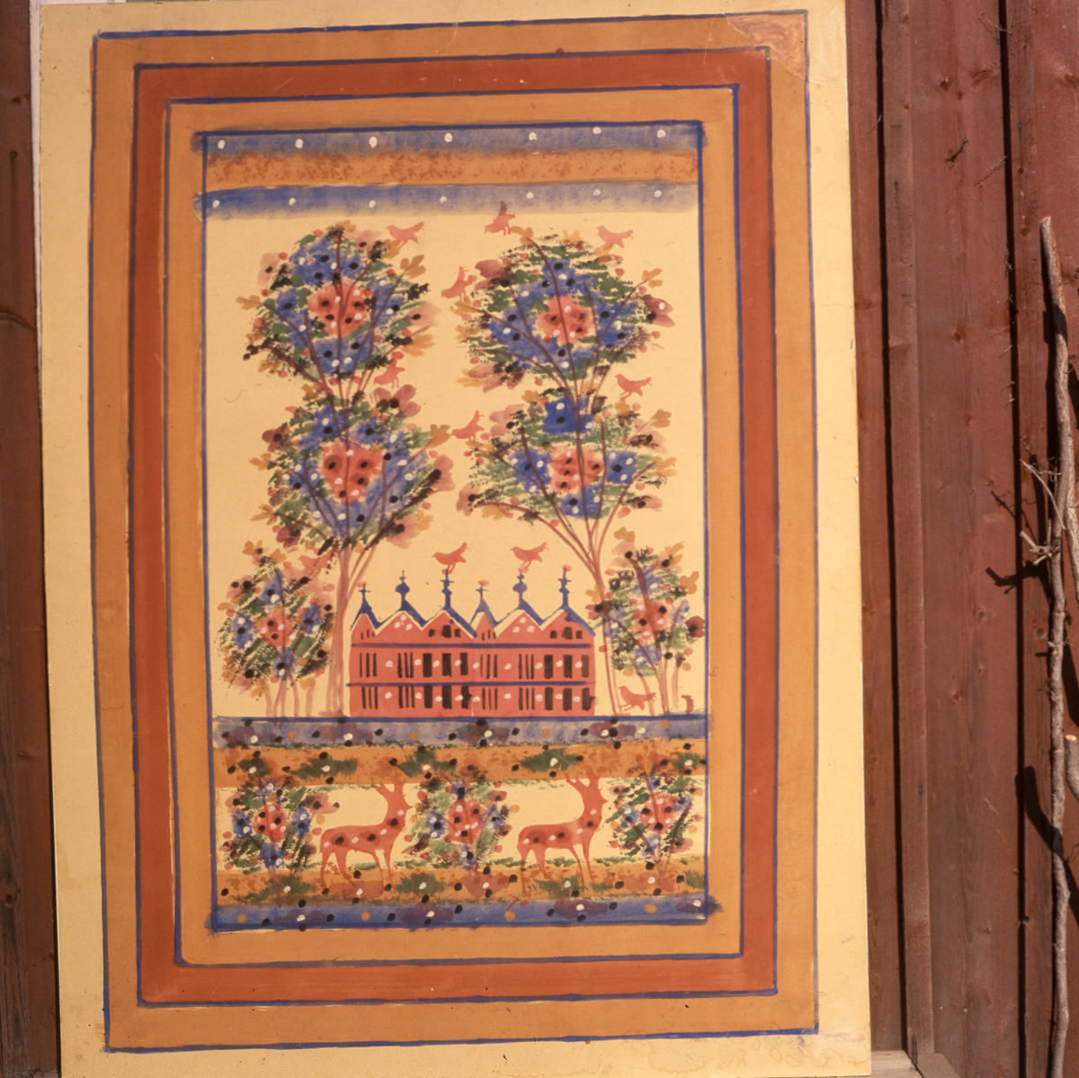 En målad rullgardin föreställande ett hus omgärdat av blommor och hjortar.