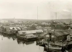 Vadsø i 1941. Havna med kaia og bygninger fotografert fra bå