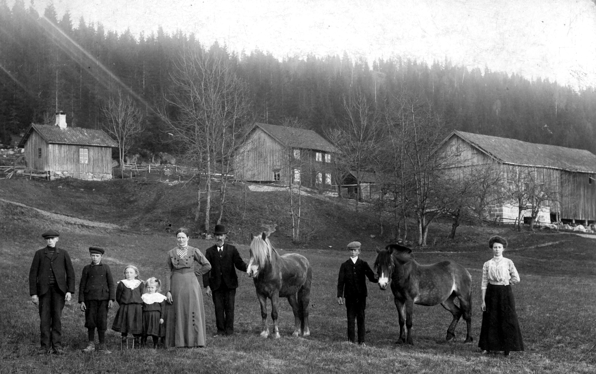 Familien Glenne nedenfor gården i Hvittingfoss.