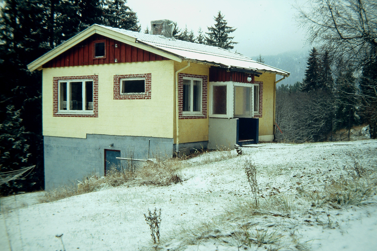 Det lille huset i Gulliveien. 
Her bodde Gustav Gravdal med familie på 50 - 70 tallet. 
Huset skiftet eiere og forfalt, senere revet.