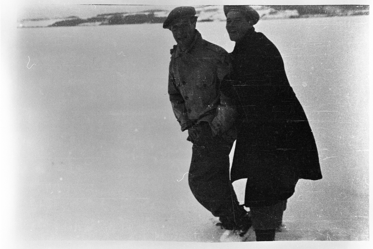 To glade karer, Sigurd Strand og Karl K. Sagvoll. 
På grunn av kulden var nok drikkevarene sterkere enn de fleste trodde.  Spritkjøring mellom Hjell Brenneri og Hamar.