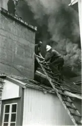 Brannmenn arbeider med å slukke brannen på Neptun Sildoljefa