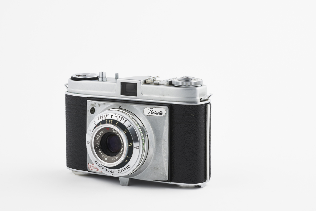 Kamera med tilhørende futteral/veske i brunt lær. Kameraet er av modellen Kodak Retinette, produsert på 1950-tallet. Det har en Schneider - Kreuznach Reomar 45mm f/3.5 linse. 

Samlingen består av diverse fotoutstyr og andre gjenstander som har tilhørt Synnøve Brændshøi sitt fotoatelier. De fleste er nok fra 1940- og 50-tallet.