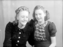 Portrett av to unge kvinner