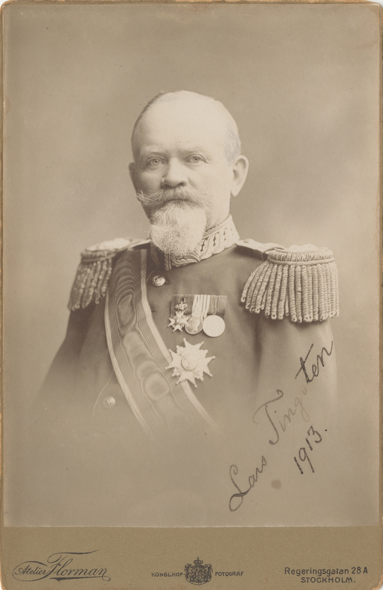 Porträtt av general Lars Tingsten.