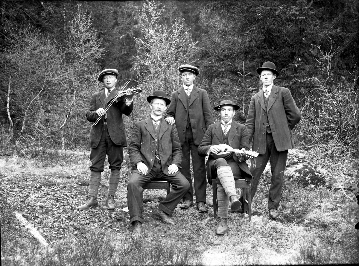 Motiv med spelemannslag fra Skauane. Ole Romsdalen med mandolin i midten.

Fotosamling etter fotograf og skogsarbeider Ole Romsdalen (f. 23.02.1893).