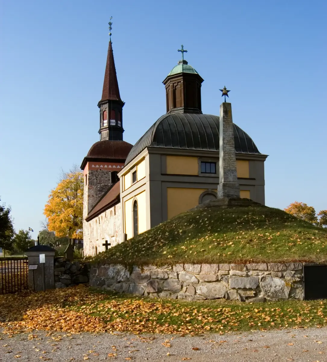 Lovö kyrka; tillkommen under 1000/1100-talet. Lägg märke till gravkoret.