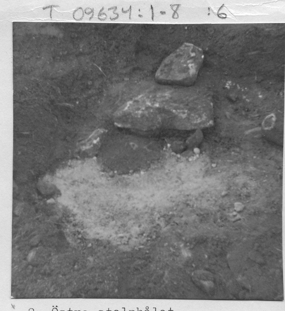 Galgbacken, Hammeröområdet.
Foto 1, 5, 7 stolphål 1.
Foto 2, 6 stolphål 2.
Foto 3-4, 8 schakt för plint.