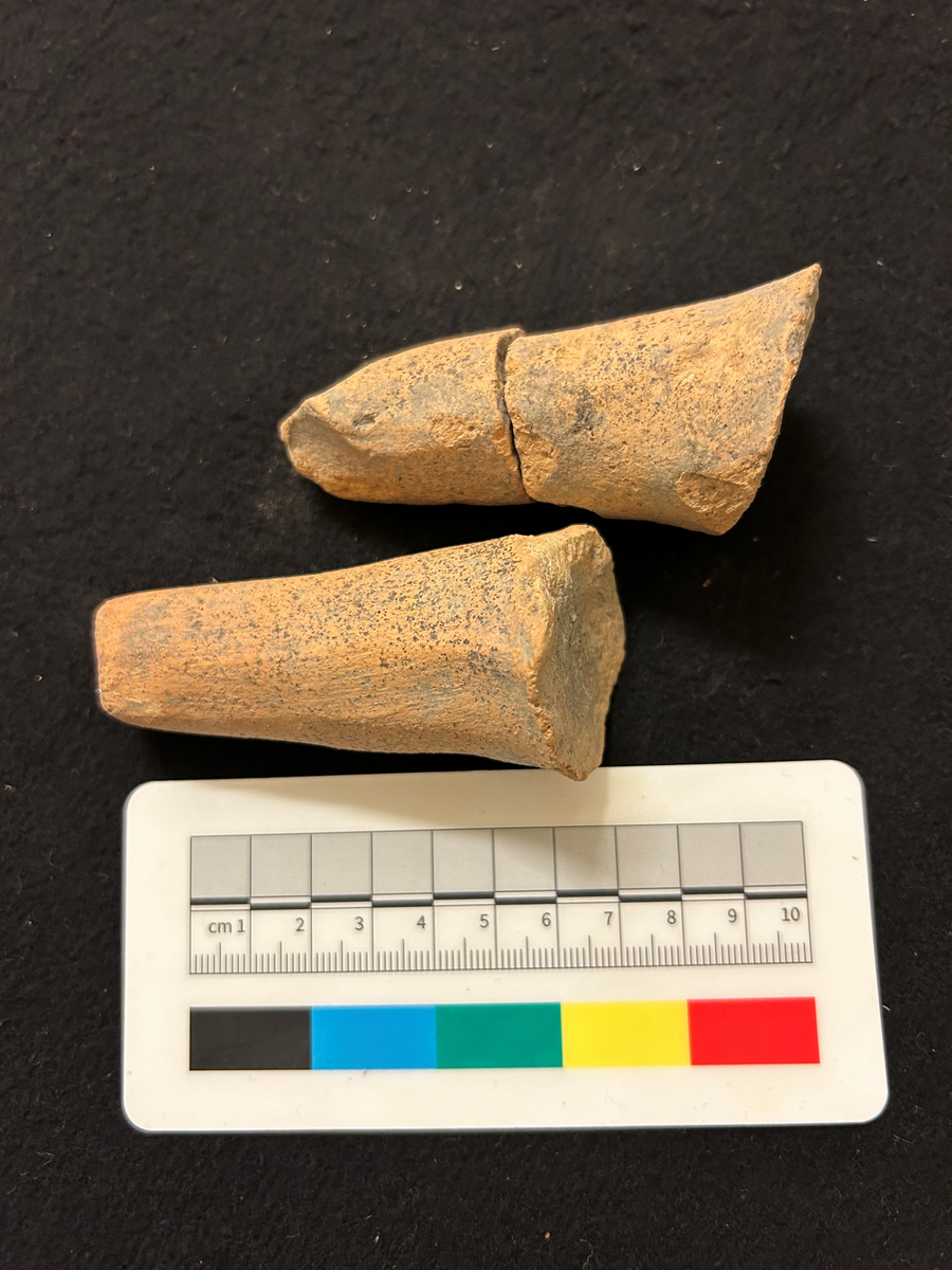 Tre fragment av två ben till trebensgryta i rödgods.