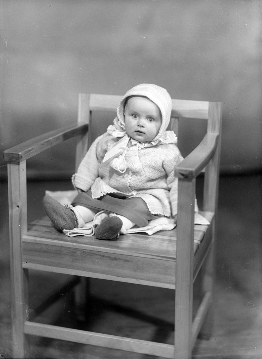 Portrett av lite barn i stor stol