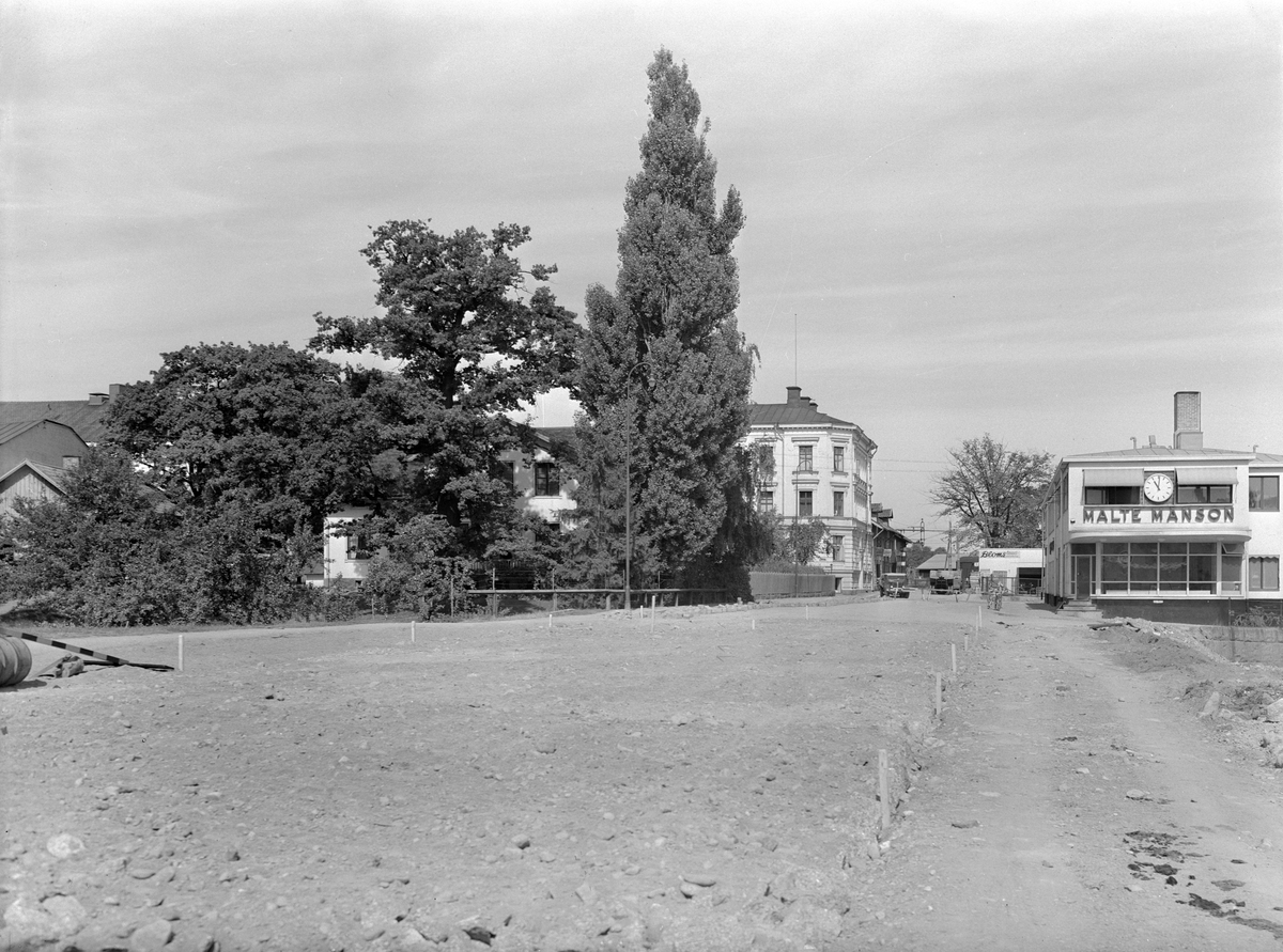 Hamngatans löp mot Järnvägsgatan breddas. Året är 1947 och den ökade trafiken påverkade i hög grad Linköpings stadsbild, likväl som landets övriga. I bildens område kom husen till vänster att rivas för nytt och som en följd snörptes Kungsgatan av för att inte längre nå Hamngatan. Malte Månsons arkitektritade industribyggnad till höger var senare uppfört och kom att stå in i 1970-talet.