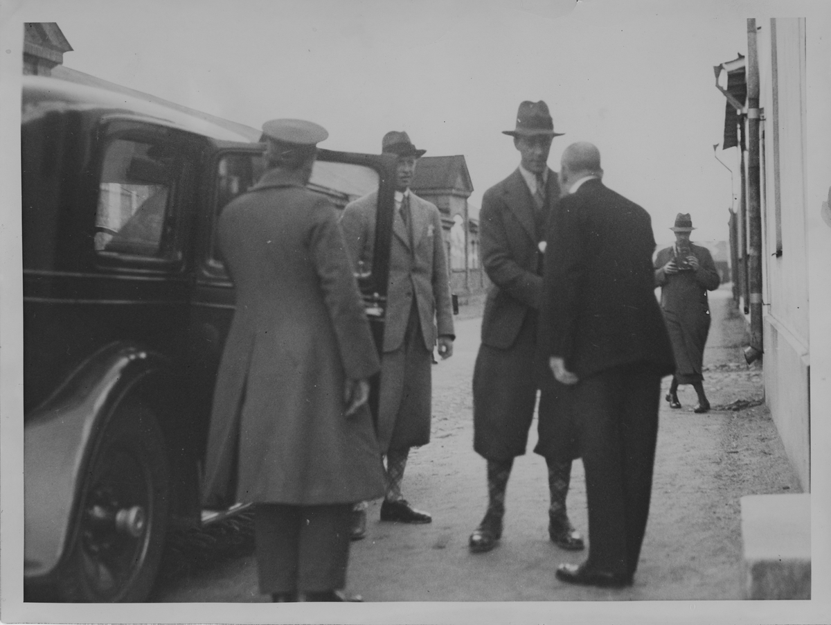 Prins Gustaf Adolf på besök vid Läkerolfabriken A.B Pastill på Brunngatan 1 Gefle 10:e oktober 1933. Direktör Adolf Ahlgren hälsar prinsen välkommen. Till höger om prinsen ses Major Åge Lundström.