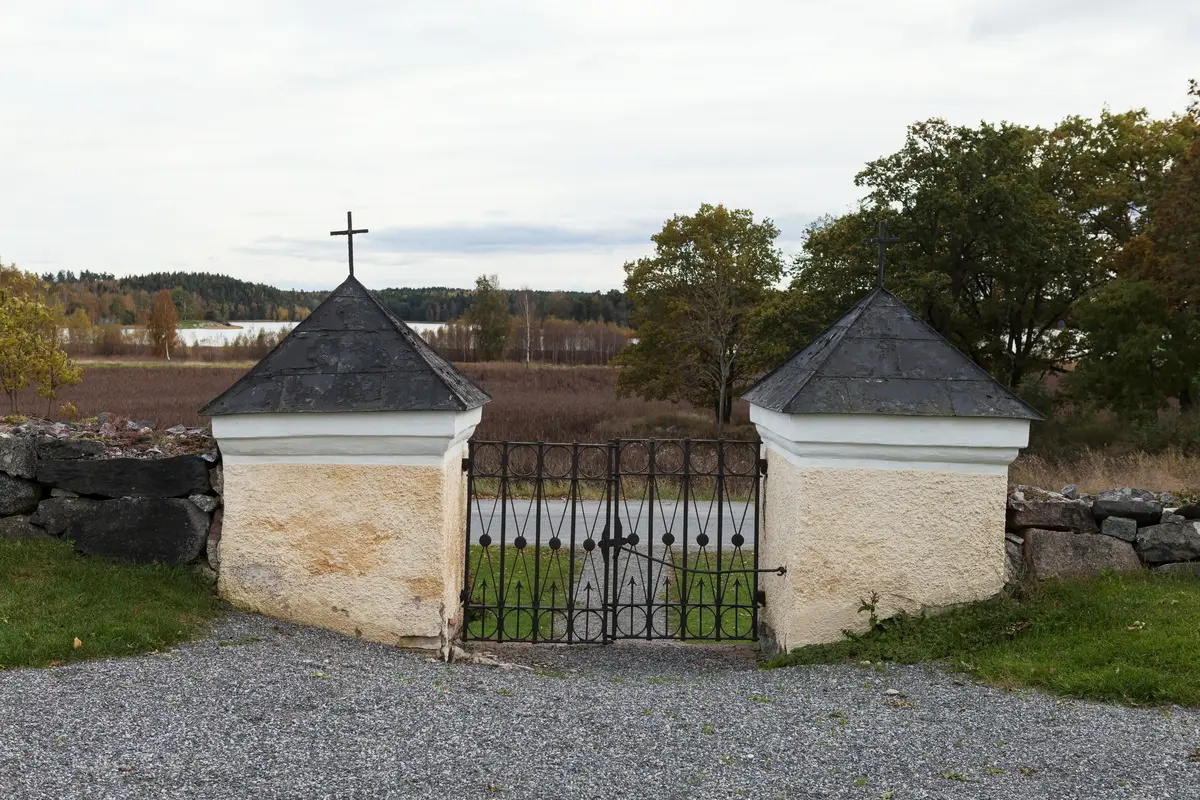 Södra entrén till kyrkogårdens äldsta del