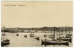Et postkort med motiv fra Kiberg, havna med båter. Fastlande